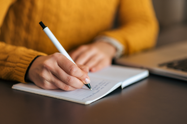 Menggunakan Kata Penghubung