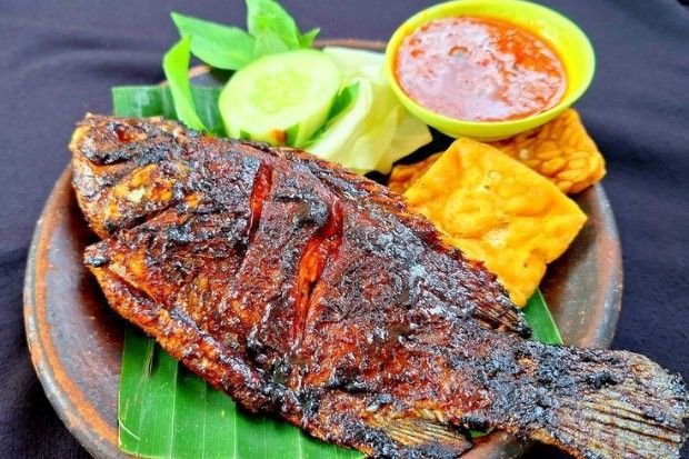 Hidangan ikan bakar favorit dengan aroma gurih dan menggoda
