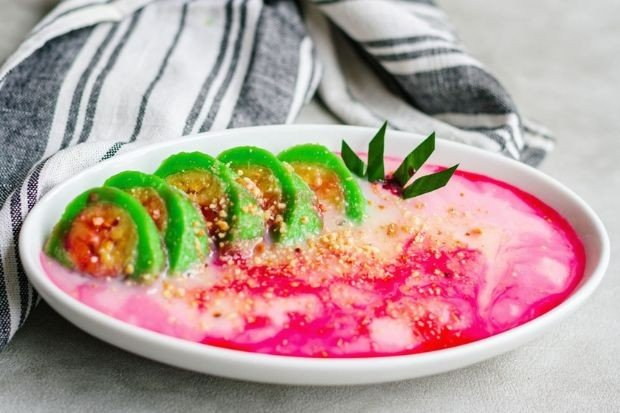Es pisang ijo khas Makassar dengan lapisan hijau dan pisang manis