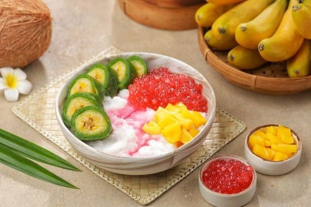 Perpaduan pisang manis, santan gurih, sirup merah, dan es serut