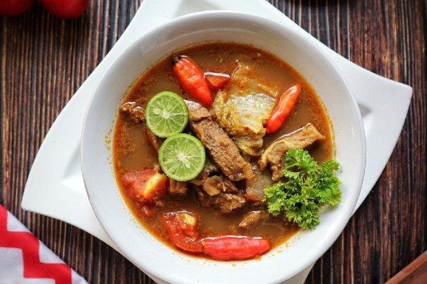 Tongseng sapi hangat disajikan bersama nasi dan pelengkap