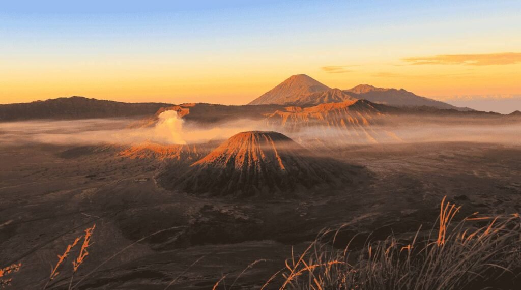 Gunung Favorit Pendaki Indonesia yang Selalu Jadi Incaran