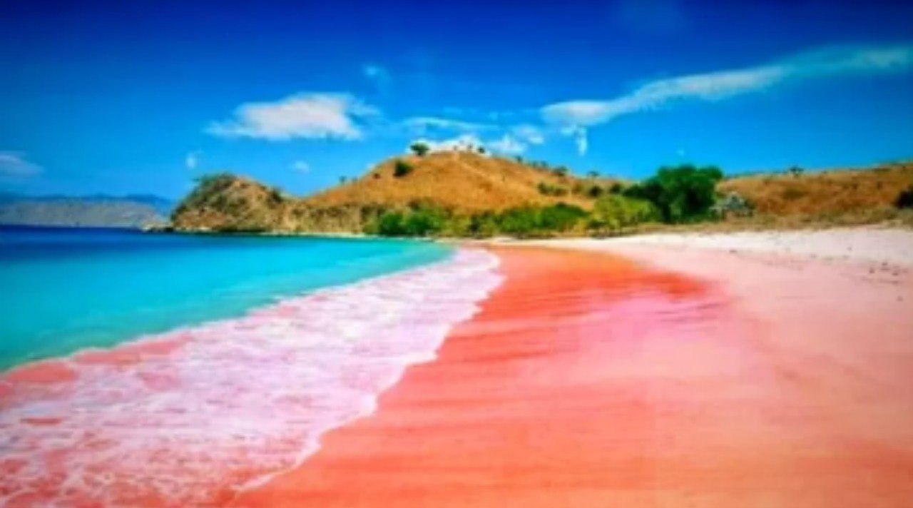 Menikmati Liburan Santai di Pantai Tiga Warna Malang