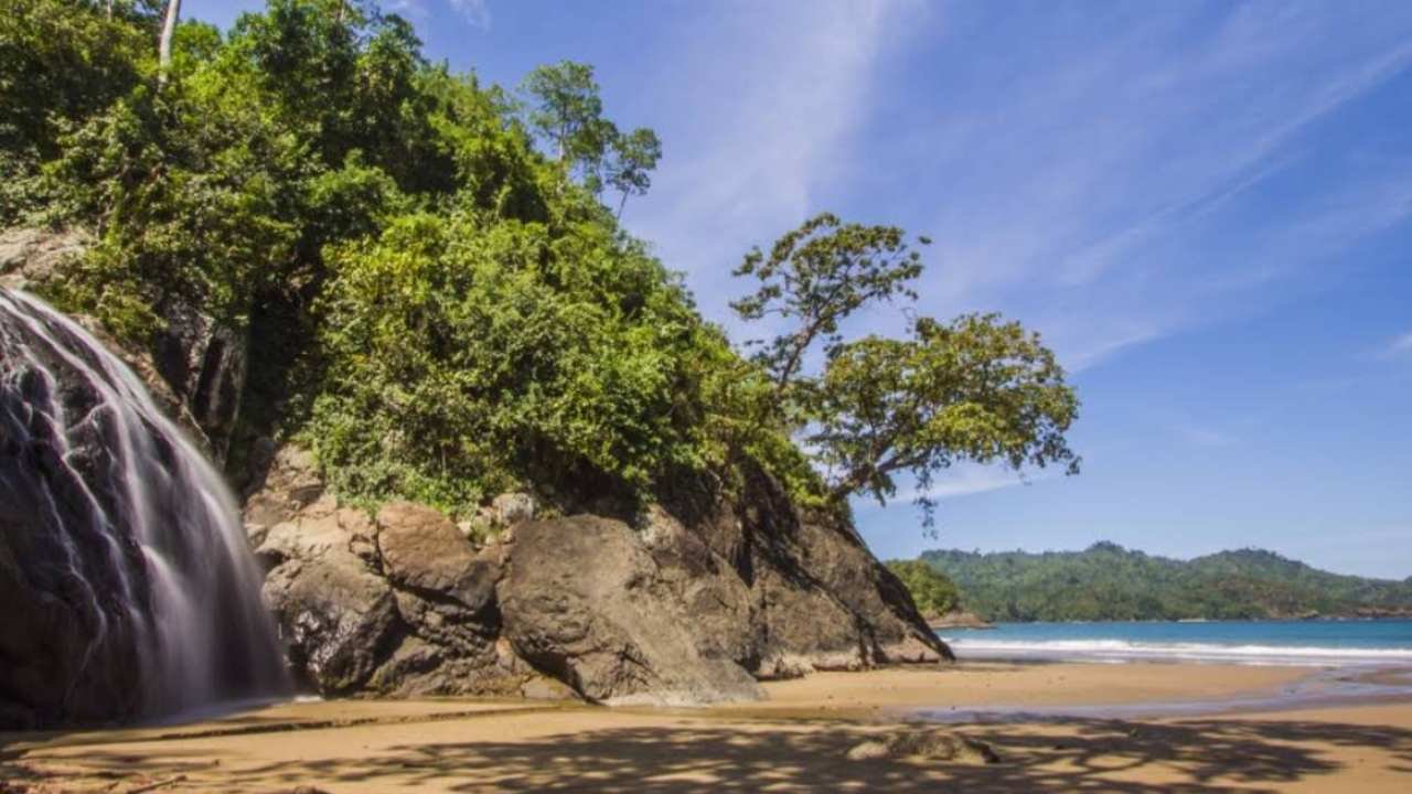 Pantai Banyu Anjlok – Malang dan Pesona yang Bikin Betah