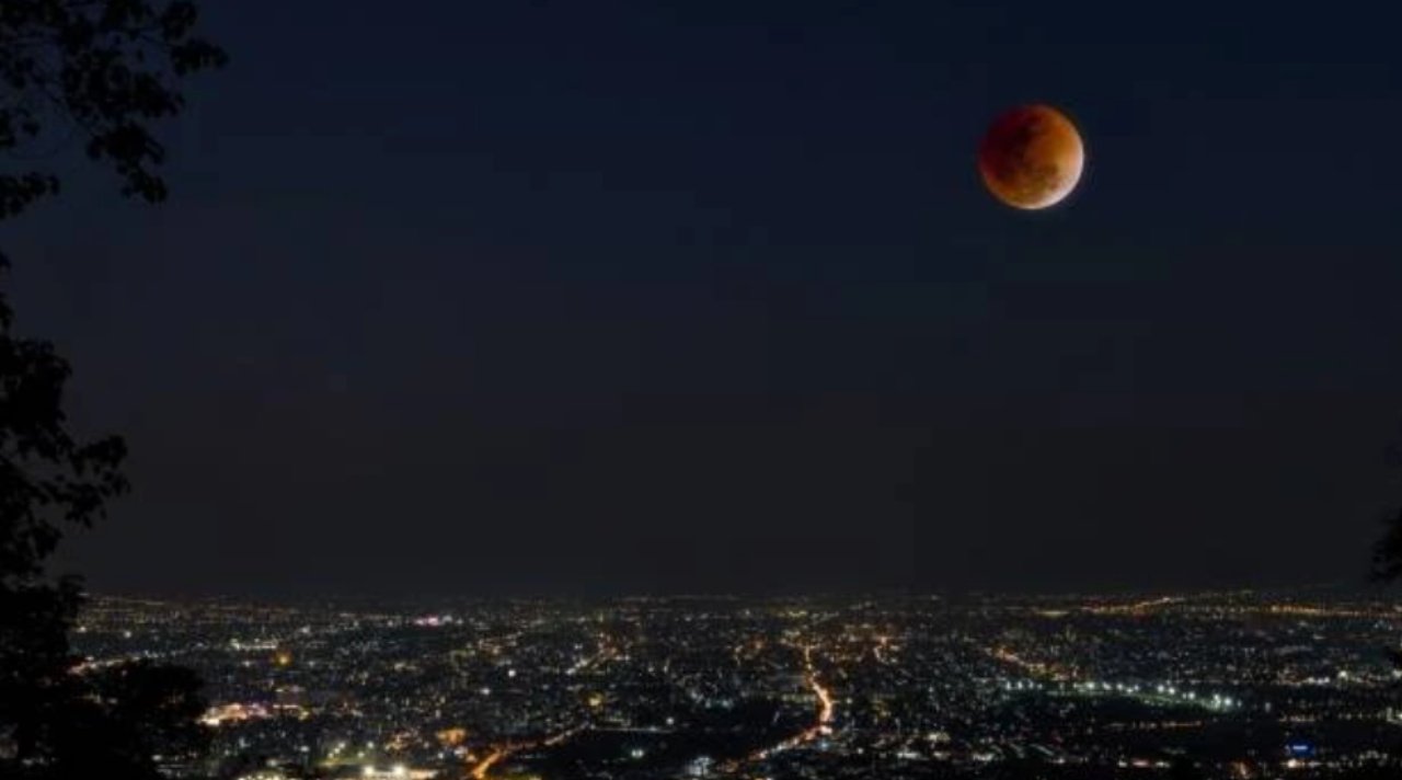 Gerhana Bulan Total Hiasi Langit Malam Ini