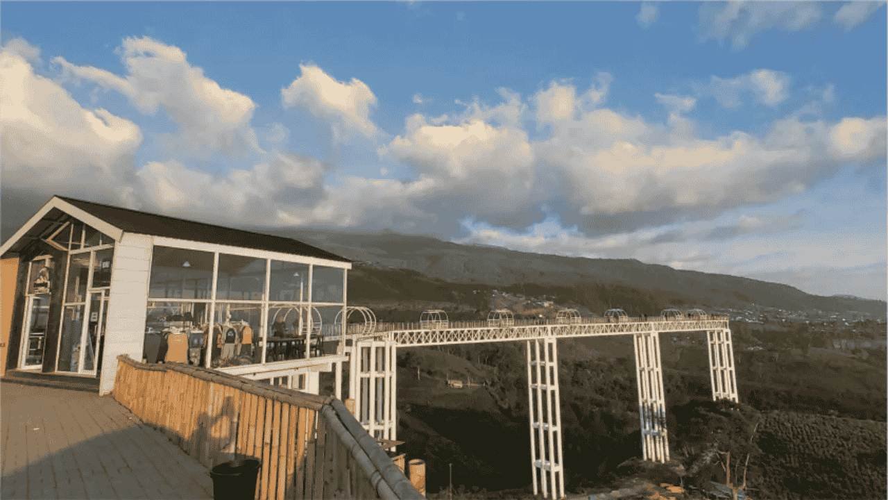 Kemuning Sky Hills Sensasi Jembatan Kaca di Tawangmangu