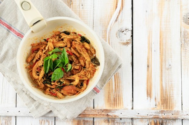 Kenikmatan Ayam Suwir Daun Jeruk