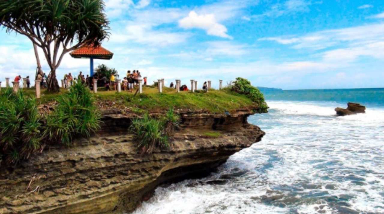 Pantai Batu Hiu Daya Tarik Eksotis dari Jawa Barat