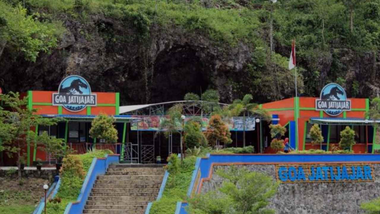 Pesona Wisata Alam Goa Jatijajar Kebumen