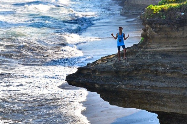 Wisata Pantai Batu Hiu