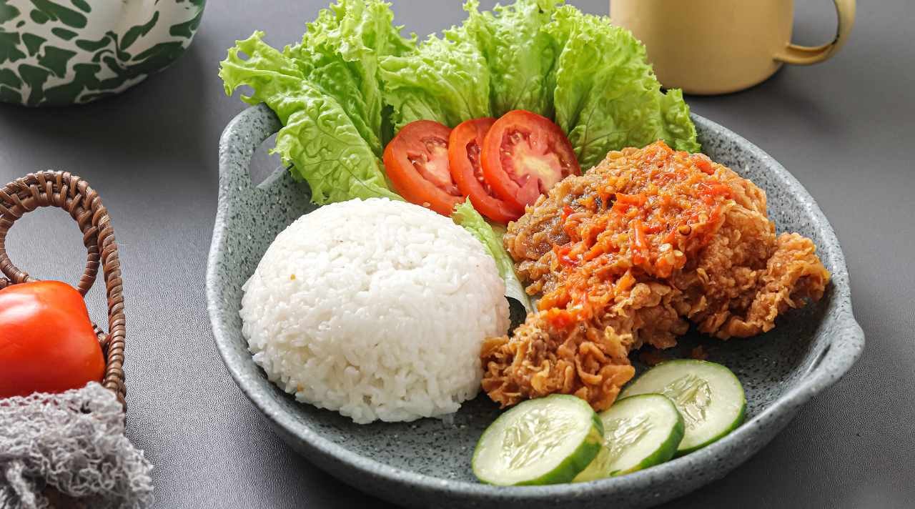 Kenikmatan Ayam Geprek yang Tidak Pernah Gagal Bikin Lapar