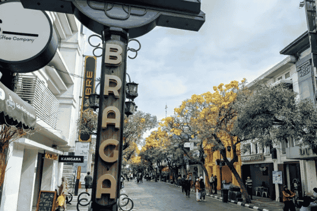 Suasana Jalanan yang Hidup Sepanjang Hari