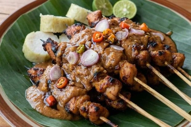 Sate Madura dengan siraman bumbu kacang & lontongg

