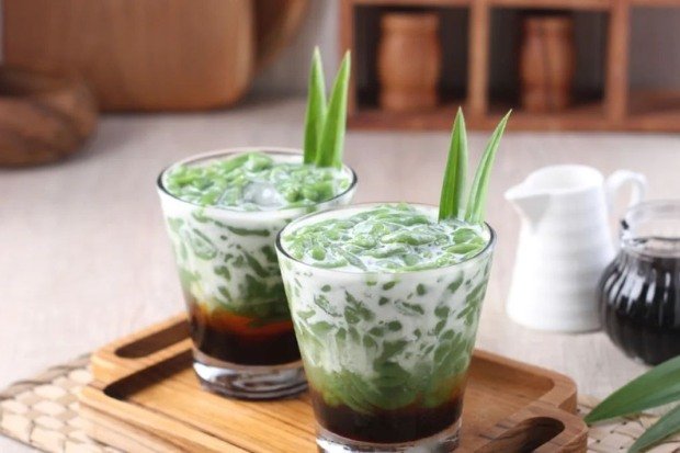 sajian es dawet segar dengan gula merah