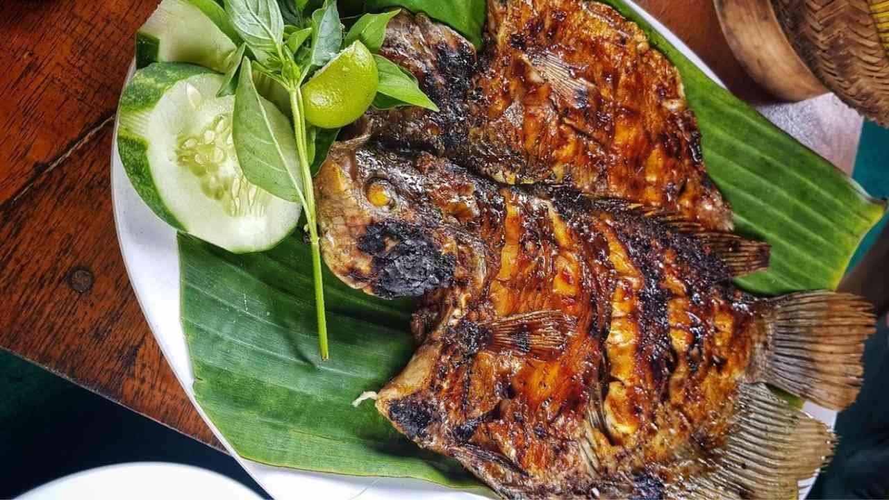 Ikan bakar lezat dengan bumbu rempah khas Indonesia