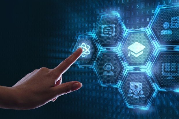 Manfaat internet dalam bidang pendidikan yang membantu siswa dan guru mendapatkan informasi serta mendukung proses belajar lebih modern dan praktis.