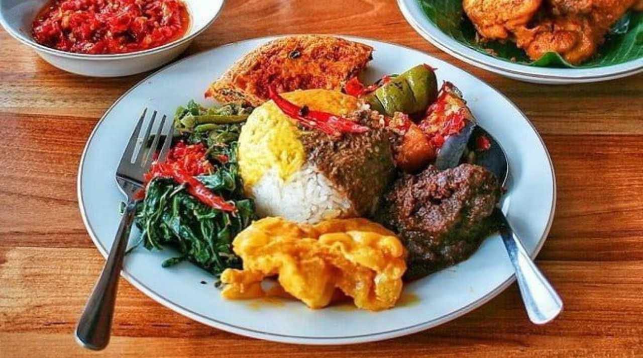 nasi Padang khas Indonesia dengan berbagai lauk lezat yang menggugah selera