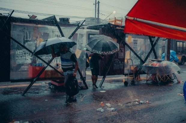 penyebab terjadinya banjir akibat curah hujan tinggi yang menyebabkan sungai meluap dan jalan tergenang