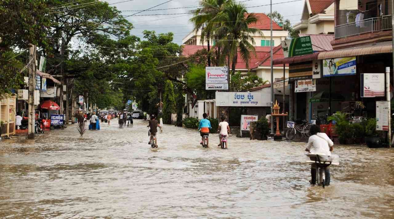 penyebab terjadinya banjir dan dampaknya bagi lingkungan dengan genangan air di kawasan permukiman
