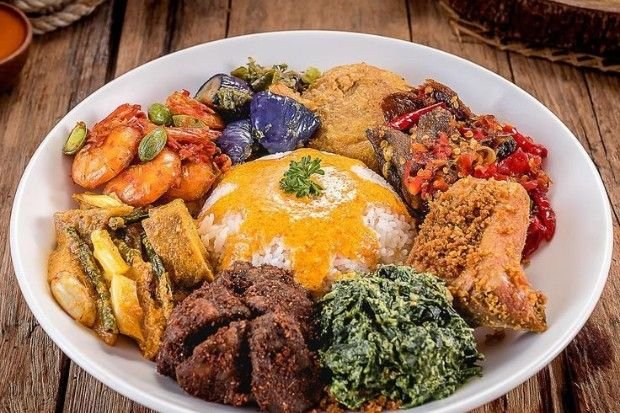agam lauk nasi Padang dengan pilihan menu khas seperti rendang ayam goreng dan sambal