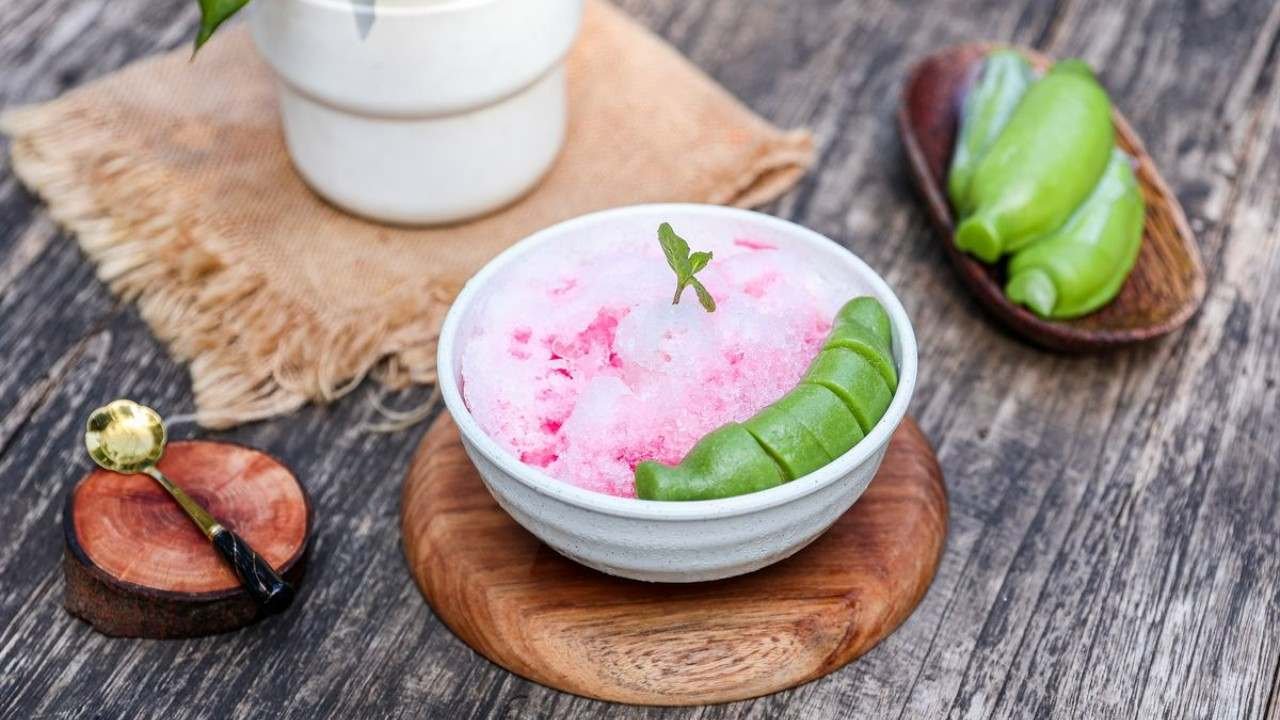 Es pisang ijo khas Makassar dengan pisang manis, santan, sirup merah, dan es serut